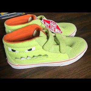 Boys Vans size 5 Velcro Shoes